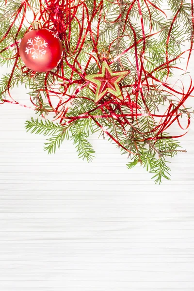 Hvězda a červené vánoční koule a větvičku na čistý papír — Stock fotografie