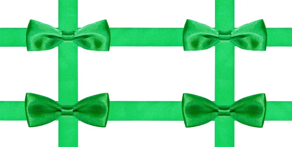 4 つのサテンのリボンを 4 つの大きな緑色の弓ノット — ストック写真