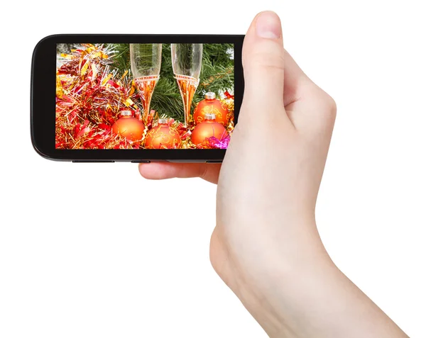 Hand houdt cellphone met Xmas stilleven — Stockfoto