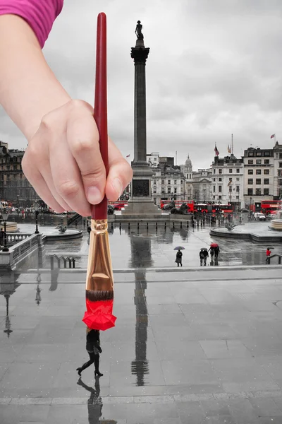 Boya fırçası Londra'da kırmızı şemsiye boyalar — Stok fotoğraf