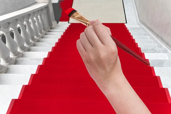 Zbarvení červeném koberci na bílé mramorové schodiště — Stock fotografie