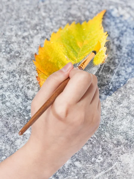 Кисть краски опавшие листья желтого цвета — стоковое фото