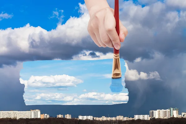 Pinsel malt blauen Himmel statt Regen — Stockfoto