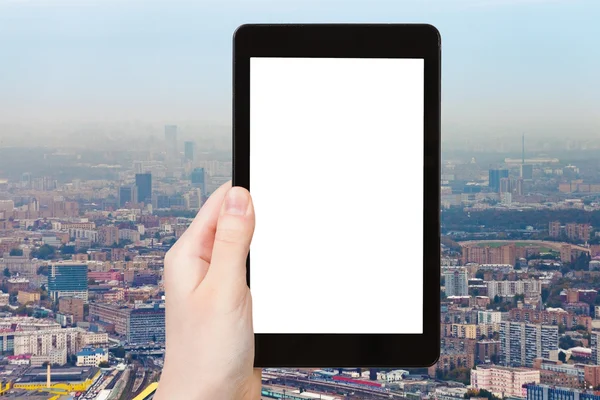 Tablet pc met uitgesneden scherm en stedelijk landschap — Stockfoto