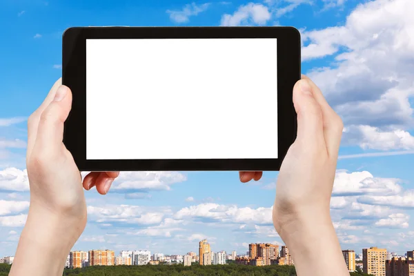 Smartphone a modrá letní obloha nad městem — Stock fotografie
