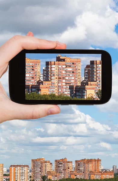 Bild av bostadsområde på smartphone — Stockfoto