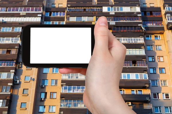 Teléfono inteligente y fachada en la casa del apartamento — Foto de Stock