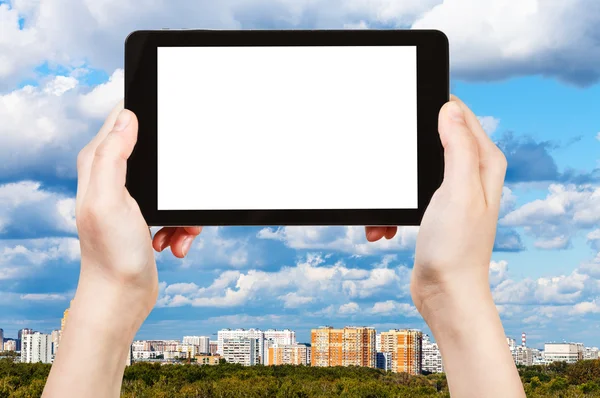 Tablet pc and skyline with blue clouds — Stock fotografie