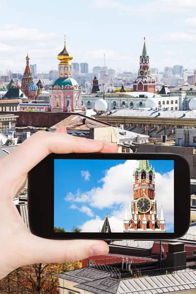 Picture of tower in Moscow on smartphone — Stok fotoğraf