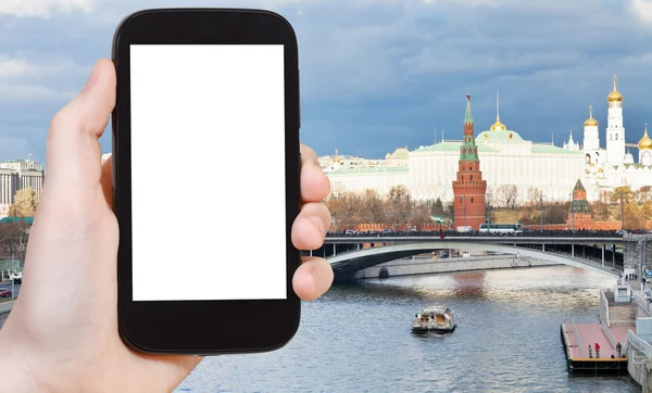 Smartphone and bridge near Moscow Kremlin — Zdjęcie stockowe