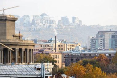 Erivan, Ermenistan - 18 Kasım 2025: Dumanlı bir sonbahar sabahı Erivan şehrinde Opera ve Bale Tiyatrosu ve apartman binaları manzarası üzerinde