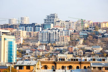 Erivan, Ermenistan - 18 Kasım 2025: Dumanlı bir sonbahar sabahı Erivan şehrindeki apartman manzarası