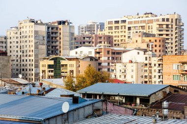 Güneşli bir sonbahar sabahında Erivan 'ın Kentron ilçesindeki konutların manzarasının üstünde.