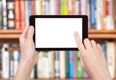 tablet pc ekran ve kitaplık parmak dokunuyor