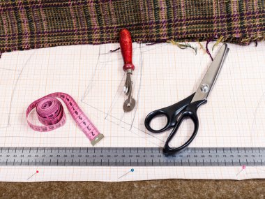 malzeme, desen, terzi araçları ile kesim masası