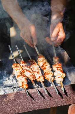 şiş kebap açık mangal üzerinde şef aşçılar
