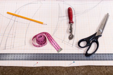 doku, kalem, desen, terzi aracı kesim masası üzerinde