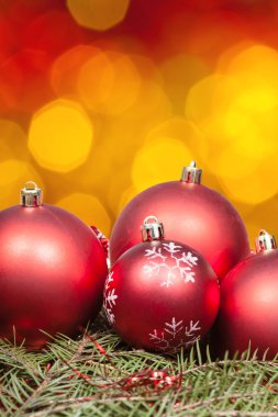 Xmas kırmızı baubles ve ağaç turuncu zemin üzerine