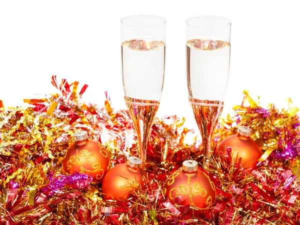 Glazen van champagne op oranje Xmas decoraties — Stockfoto