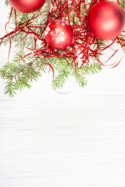 Adornos rojos de Navidad y ramita sobre papel en blanco — Foto de Stock