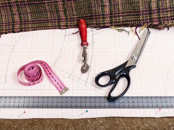 Table de découpe avec matériau, motif, outils sur mesure — Photo