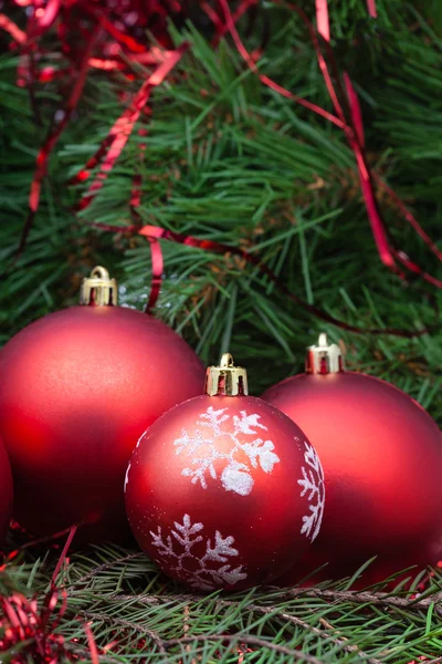 Três bolas de Natal vermelho e árvore de Natal fundo — Fotografia de Stock