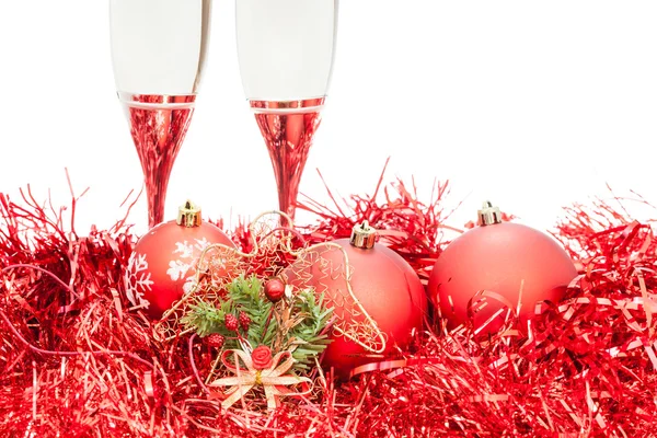 Verres de champagne, figurine d'ange au tinsel rouge — Photo