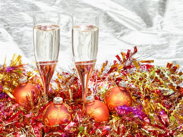 Sklenice šampaňského s zlatý Vánoční dekorace — Stock fotografie
