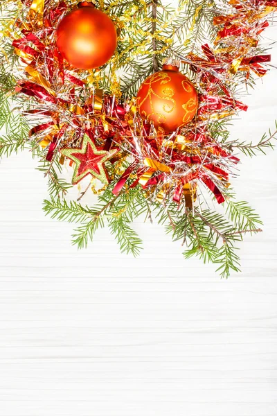 Звезды и золотые рождественские украшения и веточка на бумаге — стоковое фото