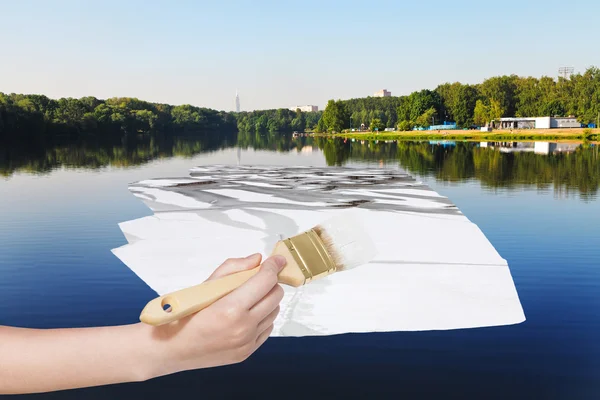 Pinceles pinta témpano de hielo en lago de verano — Foto de Stock