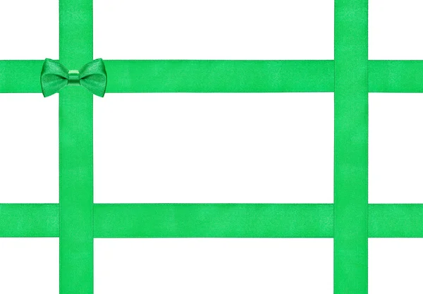 Un pequeño nudo de lazo verde en cuatro cintas de satén —  Fotos de Stock