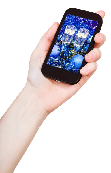 Hand hält Handy mit Weihnachtsstillleben — Stockfoto