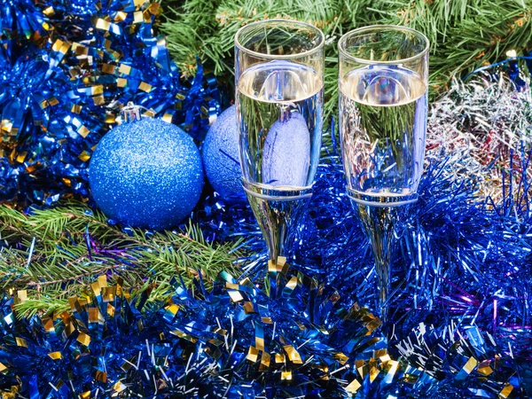 Dvě skleničky s modrou vánočními dekoracemi a strom 7 — Stock fotografie