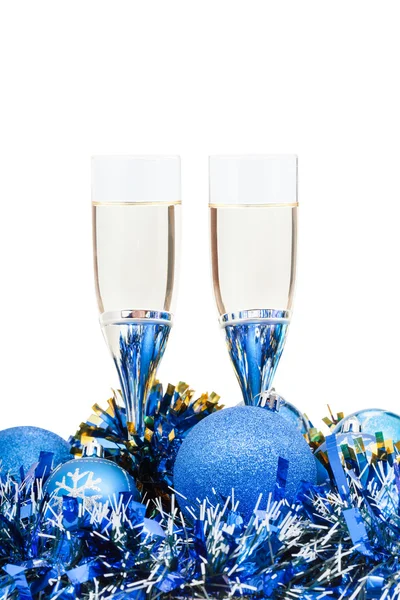 Två glas champagne på blå Xmas dekorationer — Stockfoto