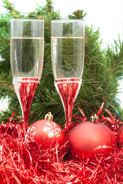 Two glasses with red Xmas decorations and tree 4 — Stock Photo, Image