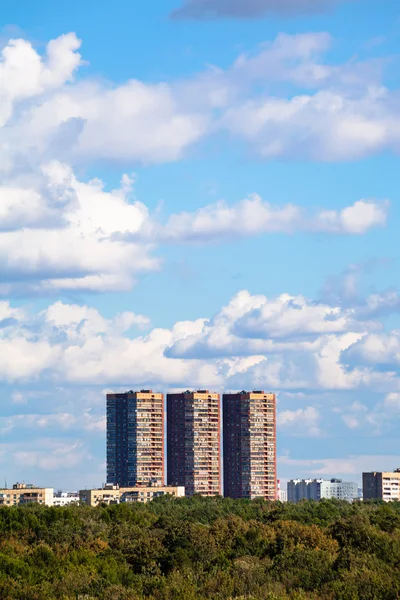 Cielo azul con nubes blancas sobre el edificio de apartamentos —  Fotos de Stock