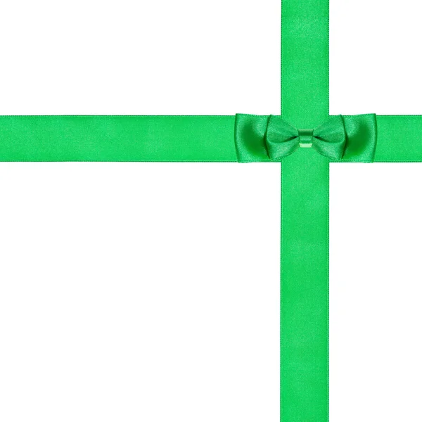 Nudo de doble lazo verde en dos tiras de seda cruzadas —  Fotos de Stock