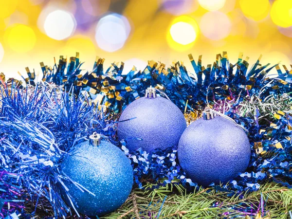 Boules bleues de Noël sur fond jaune flou — Photo