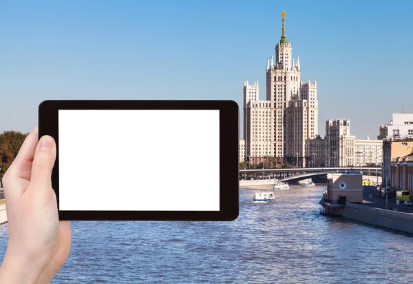 Tablet pc z wyciąć ekranu i Moskwa vysotka — Zdjęcie stockowe