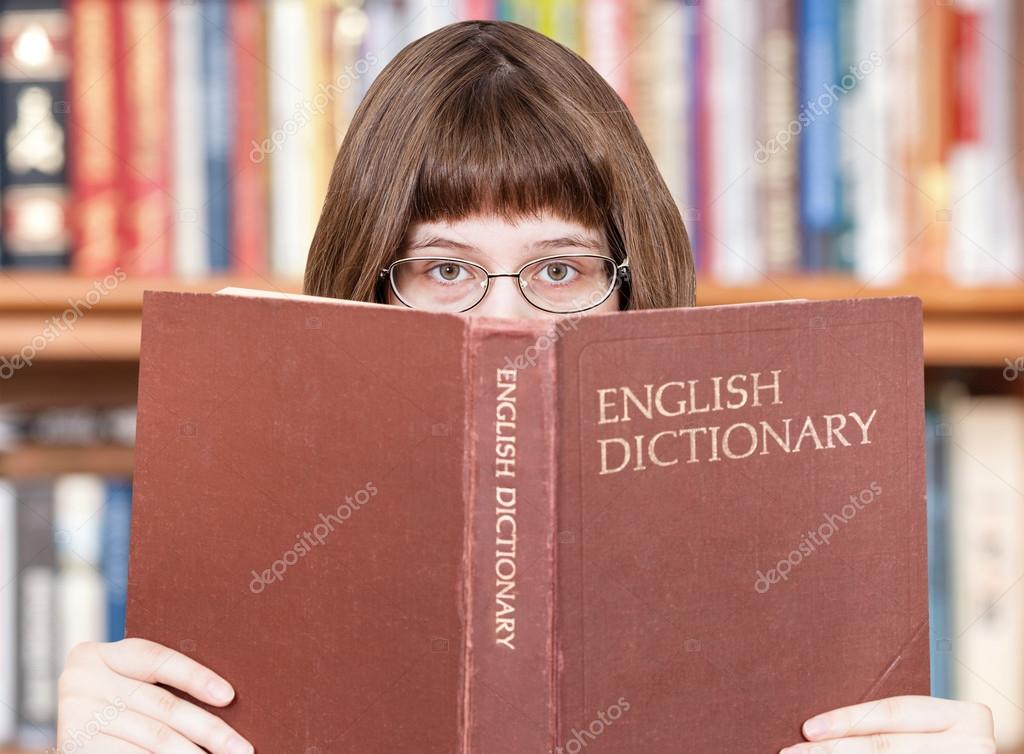 Много читала на английском. Девушка с учебником английского. Чтение иностранных книг. Человек с учебником английского. Английский словарь.