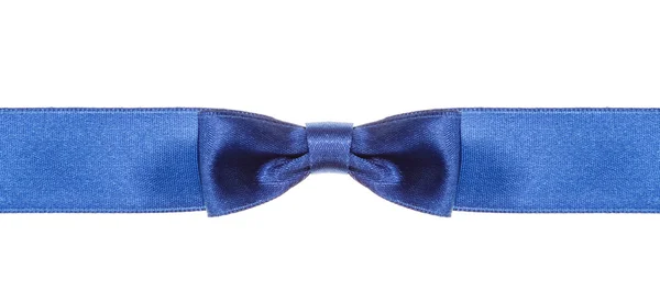 Symmetrische blauwe boog knoop op brede satijnen lint — Stockfoto
