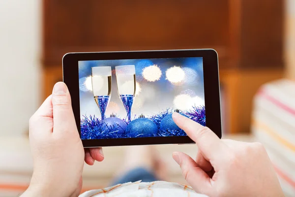 Man raakt tablet-pc met blauwe Xmas stilleven — Stockfoto