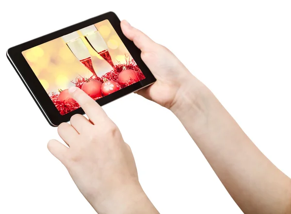 Hand klickar på TabletPC med Xmas stilleben — Stockfoto