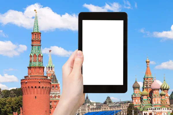 Tablet pc ve Moskova Kremlin kuleleri — Stok fotoğraf