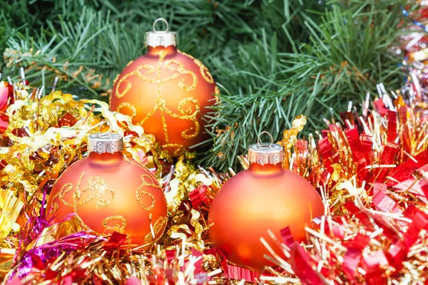 Orange Christmas balls, red tinsel on Xmas tree 4 — Stock Photo, Image