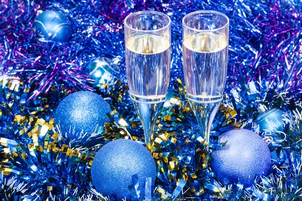 Champagne glas i blå Xmas bollar och glitter — Stockfoto