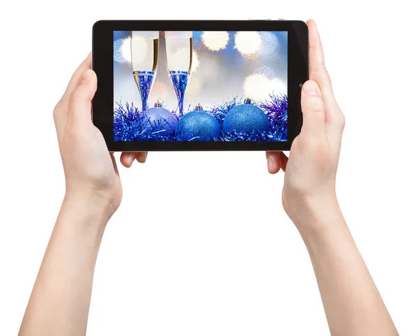 Blaues Weihnachtsstillleben mit Tablet fotografieren — Stockfoto