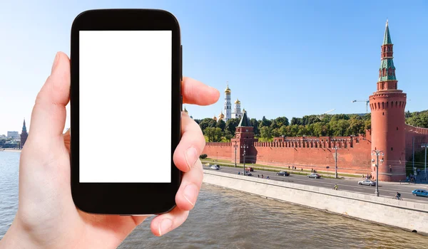 Smartphone a červené zdi moskevského Kremlu — Stock fotografie