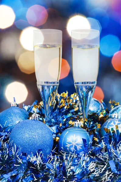 Glasses, blue Xmass balls on blurry background 7 — Stock Photo, Image