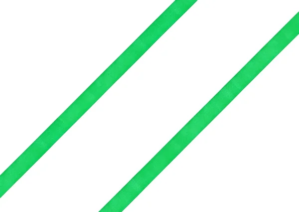 Två diagonala parallella grön siden band isolerade — Stockfoto